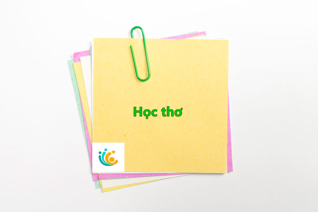 Ghi chú câu thơ lên giấy để học thuộc